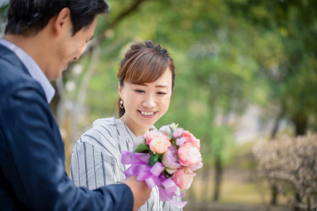 花束を贈られた女性