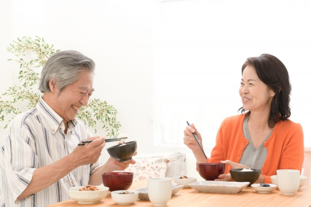 食事中の夫婦