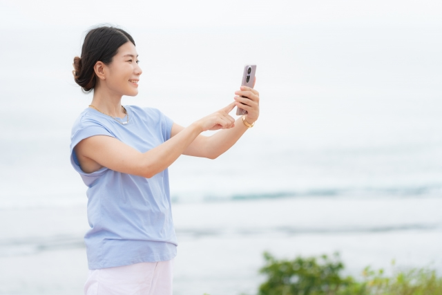 自撮り写真に集中する女性