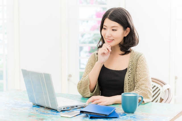 ネットの出会いを楽しむ女性