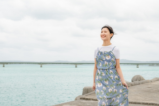 海岸を散歩する女性