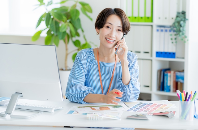 電話中の女性