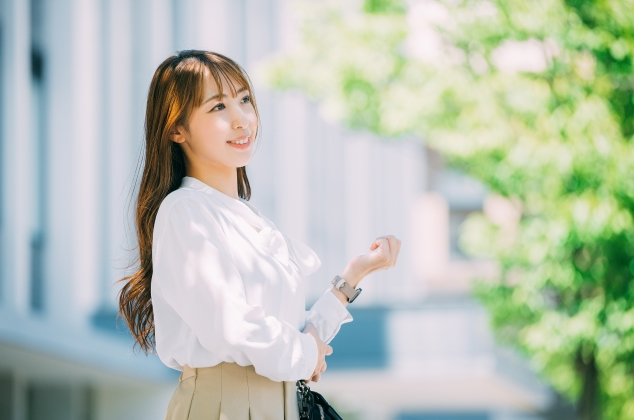 公園で待ち合わせの女性