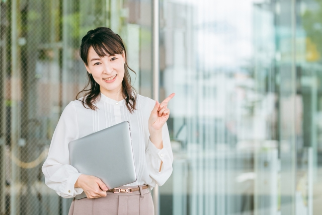 パソコン抱える女性