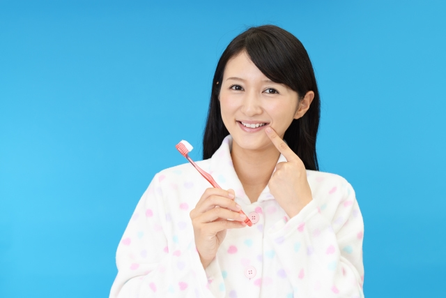 歯磨きの大切さを訴える女性