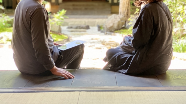 縁側で談笑する