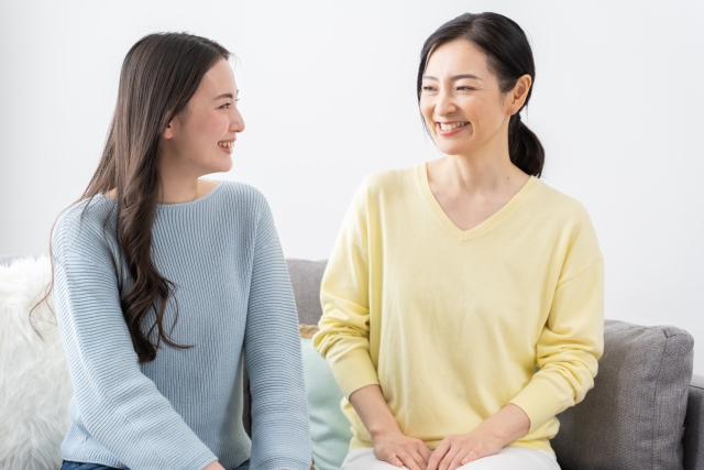 談笑する女性たち