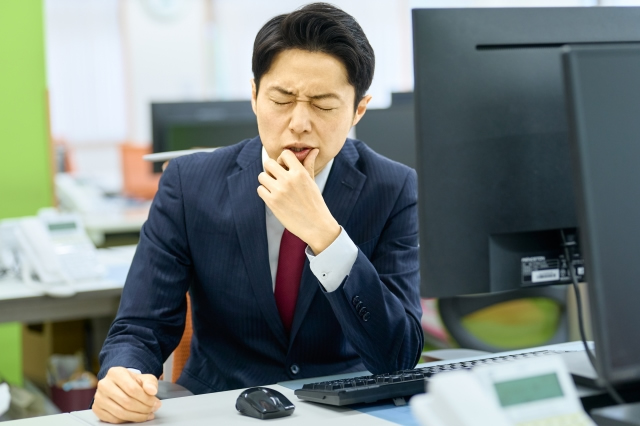 悩む男性