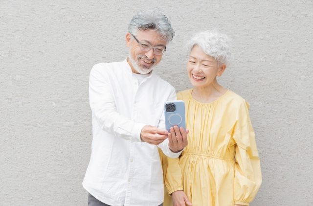 
夫婦二人でスマホ写真を見る
