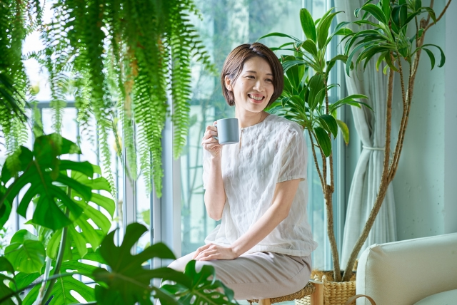 コーヒーを飲む女性