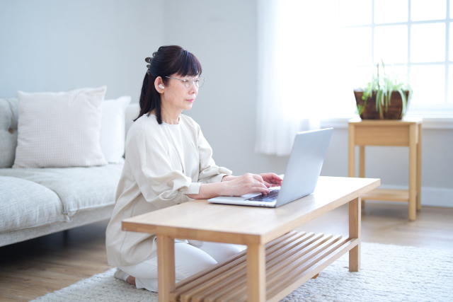 パソコン操作を行う女性