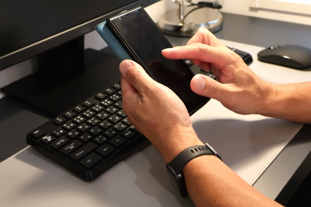 スマホの操作をする