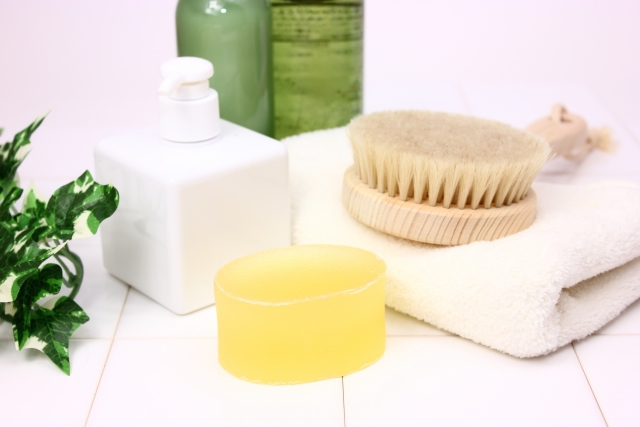 頭皮ブラシとバスタオル