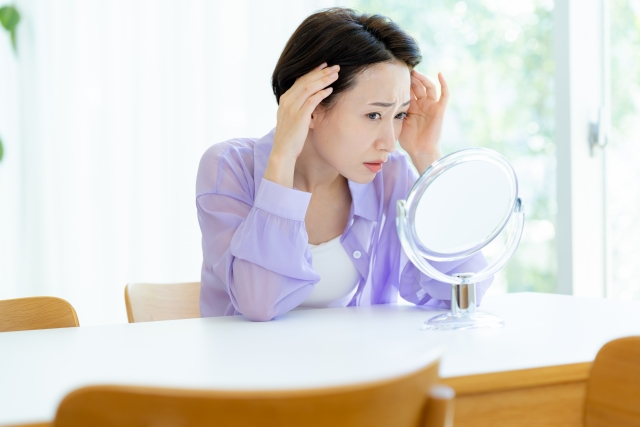 白髪がないかと気になる
