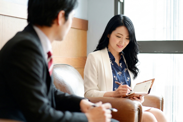 会話をする男女