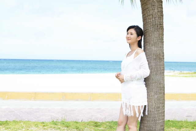 物思いにふける女性